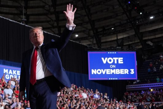 DemWatch: Donald Trump na predvolebnom mítingu v Alabame: „Predstierajte, že som na volebnom lístku ja“ 