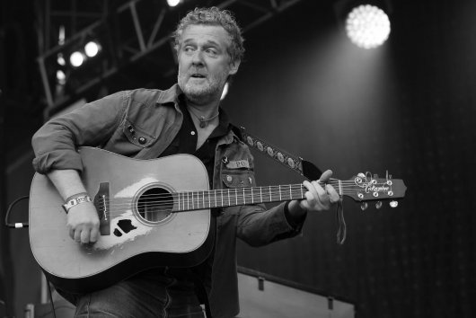Po havárii na motorke zomrel hudobník a herec Glen Hansard, plus komentár Roba Pospiša