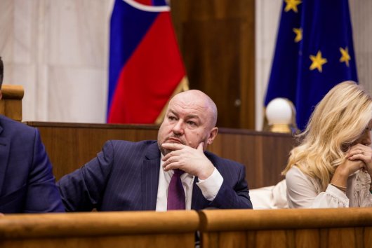 Rudolf Huliak sa musí ospravedlniť poslankyni Lucii Plavákovej