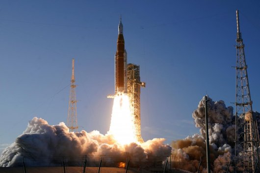 Ľudia po 54 rokoch odštartovali opäť k Mesiacu. Sledovali sme naživo štart misie Artemis II