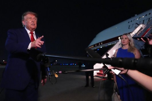 Trump potvrdil, že zo summitu NATO odletel iným lietadlom pre možnú hrozbu