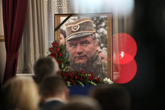 V Belehrade si verejne uctili vojnového zločinca Ratka Mladiča