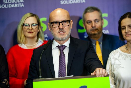 SaS kritizuje výmenu vojenských pridelencov aj nepridanie sa k prísľubu v Kanade