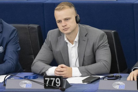 Podobné prejavy, gestá aj rétorika. Zdechovský prirovnal slovenského europoslanca k Hitlerovi