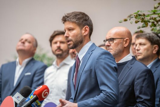 Michal Šimečka dostal strach. V snahe neprehrať a získať premiérske kreslo, opustil vlastnú stranu a jej hodnoty