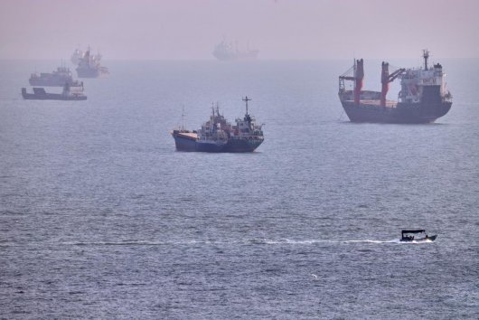 Udalosť dňa: Irán napadol tanker SAE v Hormuzskom prielive, otvorenie kľúčového ropného koridoru ostáva neisté