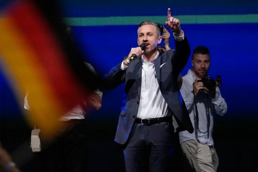 Hriechy tých druhých, alebo „čertovo kopýtko“ v kritike demokratických elít