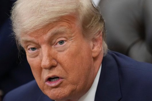 DemWatch: Trump zažaloval samého seba a nakoniec to uzavrel dohodou. Na odškodné sa majú skladať všetci Američania