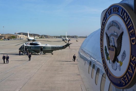 Udalosť dňa: Viceprezident USA Vance odletel na rokovania, Irán podmieňuje ich začatie prímerím v Libanone a uvoľnením majetku