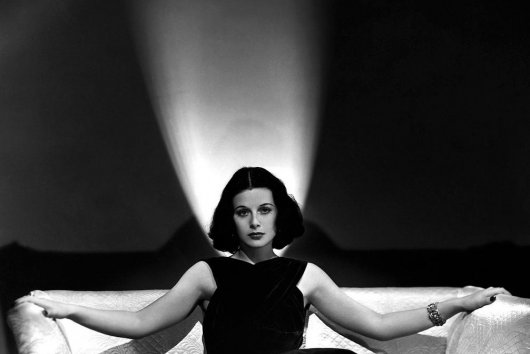 Obdivovaná herečka na plátnach Hollywoodu, vedkyňa bez vlastného laboratória, bojovníčka proti nacizmu vyhnaná z vlasti