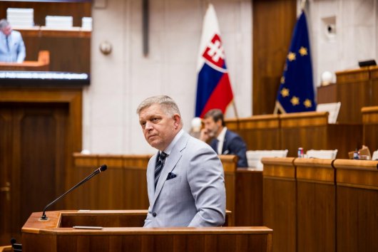 Robert Fico na samitoch tancuje medzi Západom a Východom