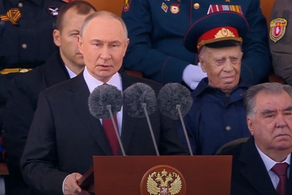 Prehliadka vrahov, žlče a klamstiev v bažine. Zelenský z Kyjeva zasypal urážkami ruské oslavy Dňa víťazstva