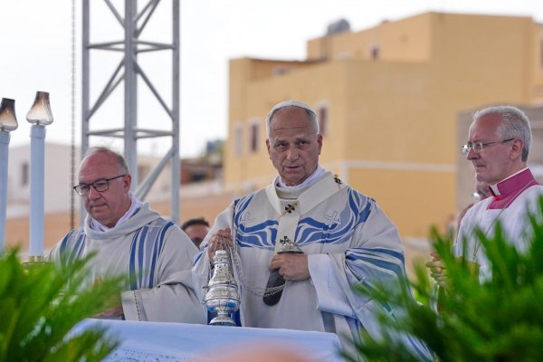 Pápež Lev si na ostrove Lampedusa uctil pamiatku obetí v radoch migrantov