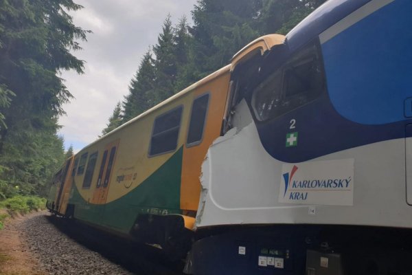Česká republika: Pri zrážke vlakov umreli dvaja ľudia, dvadsať ďalších sa zranilo