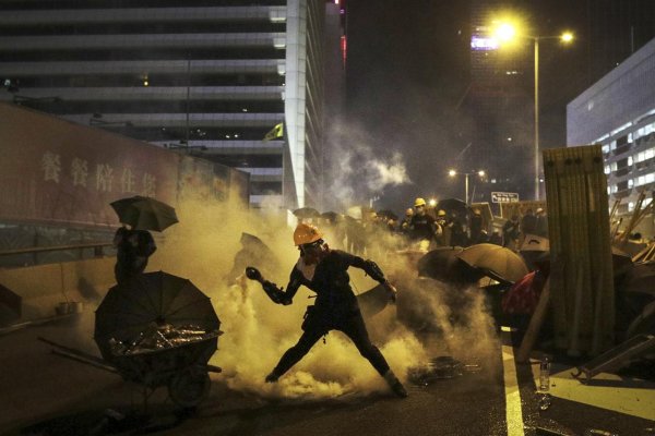 V Hongkongu pokračujú demonštrácie, polícia zasiahla aj gumovými projektilmi