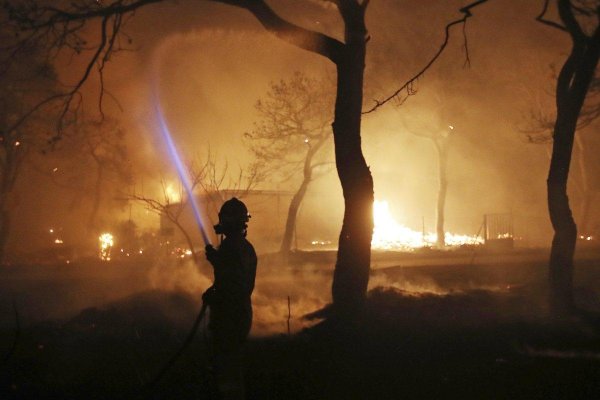 Pri požiaroch v okolí Atén zahynulo najmenej 50 ľudí 