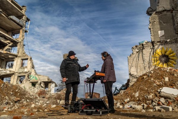 Michael Kocáb vydal nové video k piesni Sebastián, ktoré natočil pri zbombardovanom dome v ukrajinskom meste Izium