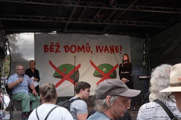 Pred ruskou ambasádou v Prahe si ľudia pripomenuli okupáciu a podporili Ukrajinu