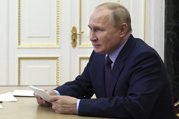 Mestskí poslanci z Moskvy a Petrohradu žiadajú Putinovo odstúpenie