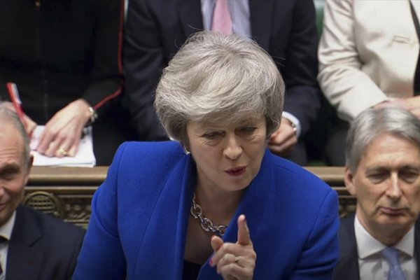 Premiérka Theresa May prežila hlasovanie o nedôvere