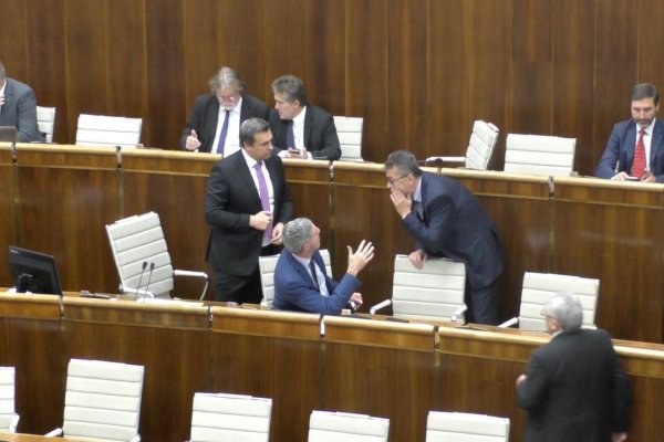 Koaliční poslanci bránia razantnému vyšetrovaniu zločinov