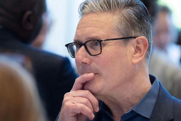 Britský premiér Keir Starmer zvažuje odstúpenie z čela Labouristickej strany