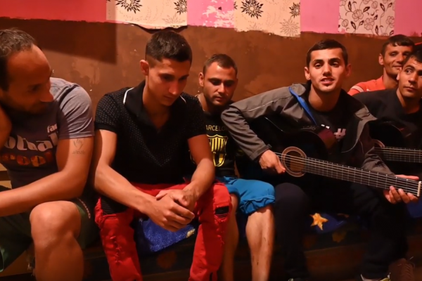 Obvinení Rómovia z Moldavy zložili pieseň svojmu advokátovi Kvasnicovi. Vypočujte si ju