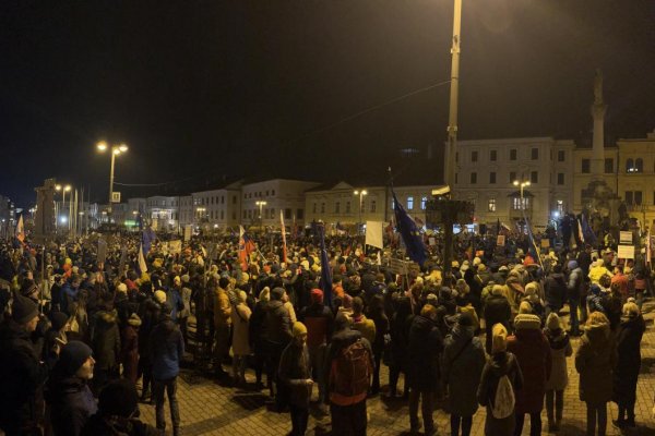 Na Námestí SNP v Banskej Bystrici sa konal protest Slovensko je Európa, prišlo niekoľko tisíc ľudí