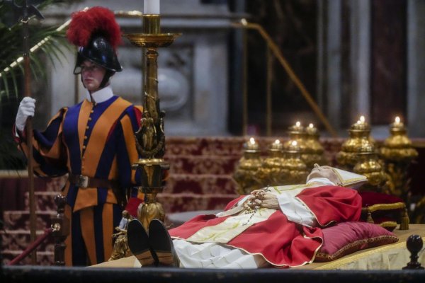 Benedikta XVI. uložia do bývalej hrobky Jána Pavla II.