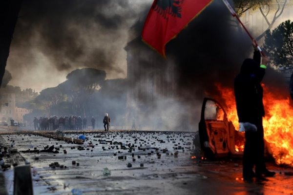 Násilné strety medzi demonštrantmi a políciou pokračujú v Tirane už piaty deň, premiér odstúpiť neplánuje