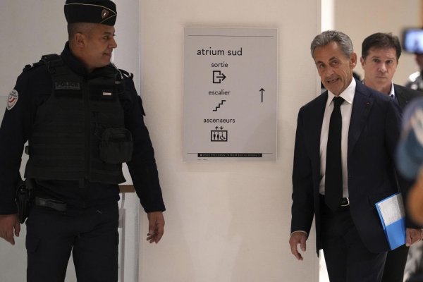Súd nariadil prepustenie francúzskeho exprezidenta Sarkozyho z väzenia