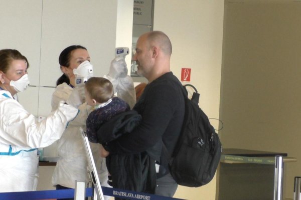 Opatrenia proti koronavírusu: Na letiskách merajú teplotu, vypĺňajú sa formuláre
