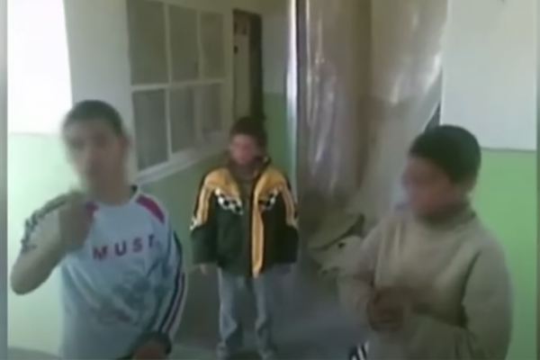 Súdy uzavreli prípad. Policajtov, ktorí mali podľa videa šikanovať rómskych chlapcov, definitívne oslobodili