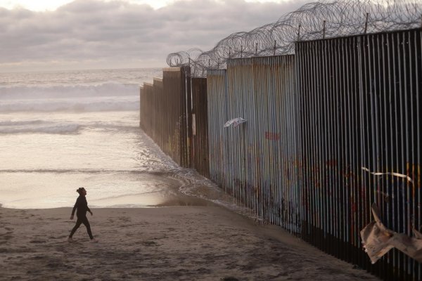 Americký Pentagón schválil miliardu dolárov na výstavbu hraničnej bariéry s Mexikom