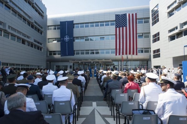 USA odovzdajú Európe dve veliteľské stanovištia NATO, uvádza Reuters