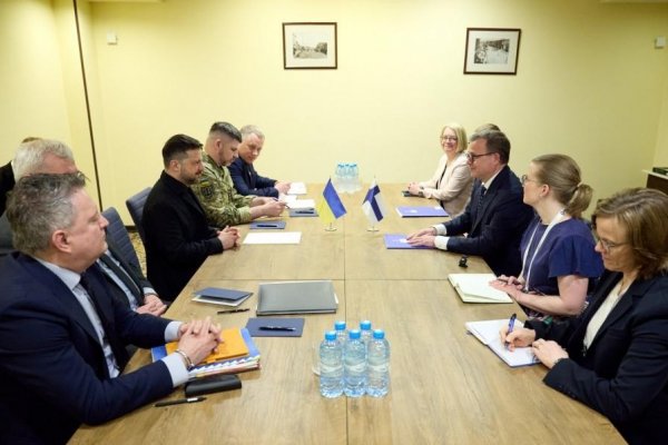 Zelenskyj sa v Jerevane stretol s fínskym premiérom Orpom, navrhol dohodu o dronoch