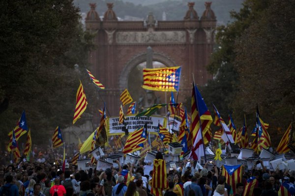 Vodca v exile, separatisti v uliciach. Horúce Katalánsko ani po roku nevychladlo