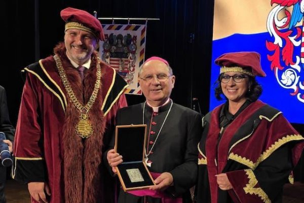 V Košiciach po druhýkrát udelili cenu PRO URBE. Prevzal ju arcibiskup Bober