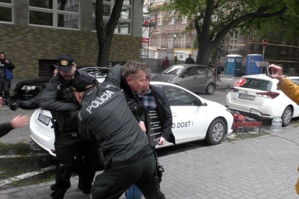 Polícia zakročila proti protestujúcim farmárom