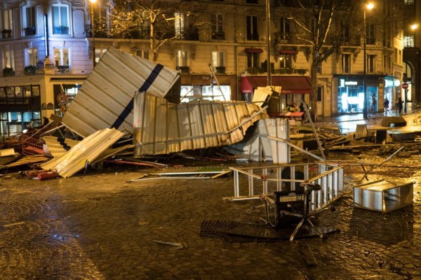 Potrebuje Macron záchrannú vestu?