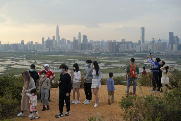 Čína po takmer troch rokoch otvorí hranice s Hongkongom