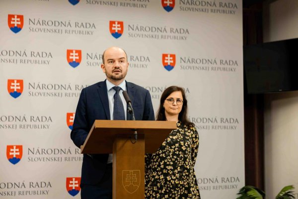 Poslanci zvolili Martina Dubéciho z PS za podpredsedu parlamentu