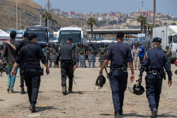 Francúzsko a Taliansko sprísnili kontroly na hraniciach po masívnom príleve migrantov do španielskej enklávy Ceuta