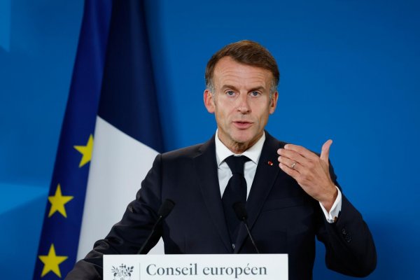 Macron odsúdil „hlúpe“ vyjadrenia svetových lídrov o nepokojoch vo Francúzsku
