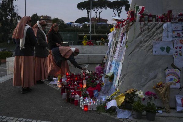 Vatikán oznámil, že pápež dobre reaguje na liečbu