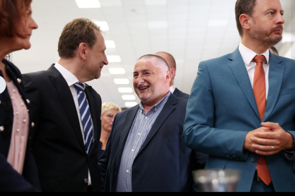 Kto sa to pohyboval v blízkosti ministra Vlčana a premiéra Hegera?
