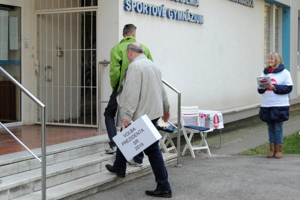 Slováci nebudú môcť voliť zo zahraničia, poslanci neschválili novelu