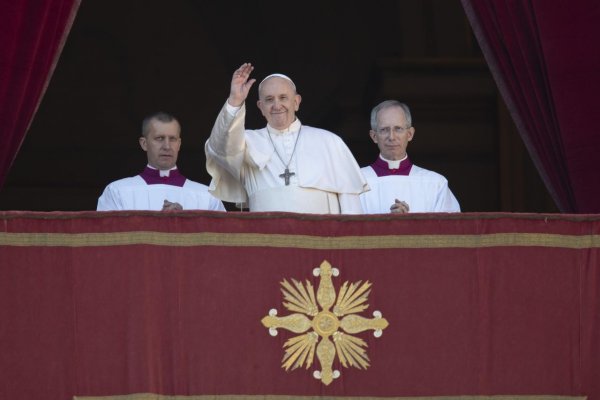 Pápež vo vianočnom posolstve vyzval na mier vo svete a ochranu migrantov