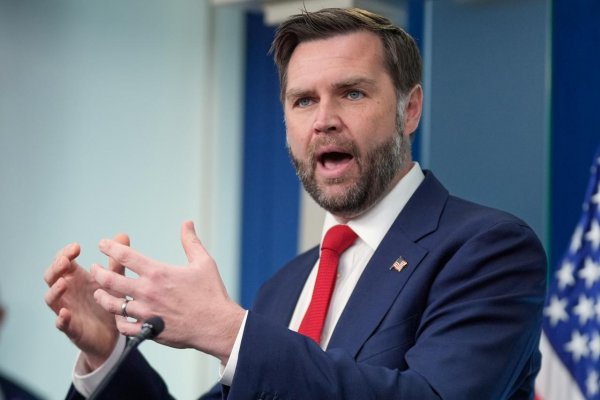 Vance odkázal kritikom dohody s Iránom, aby sa zobudili a prijali realitu