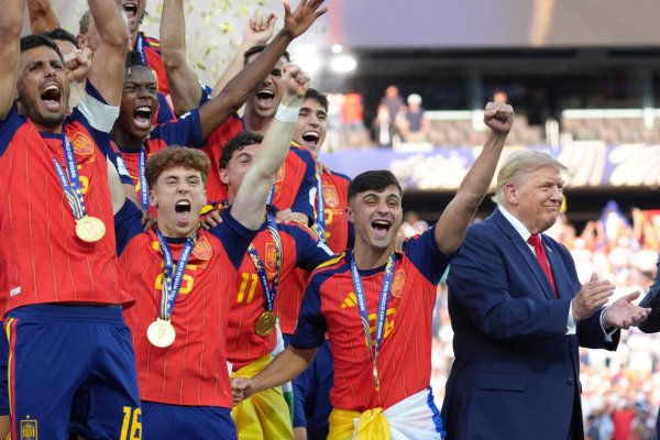 To isté urobil aj pred rokom. Trump opäť ostal na pódiu a prakticky oslavoval triumf s hráčmi Španielska